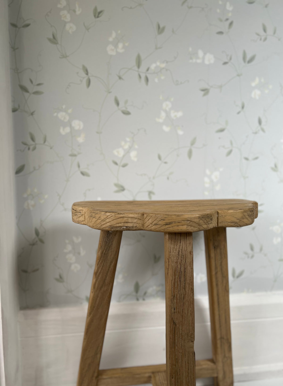 Lilliana Scalloped Stool