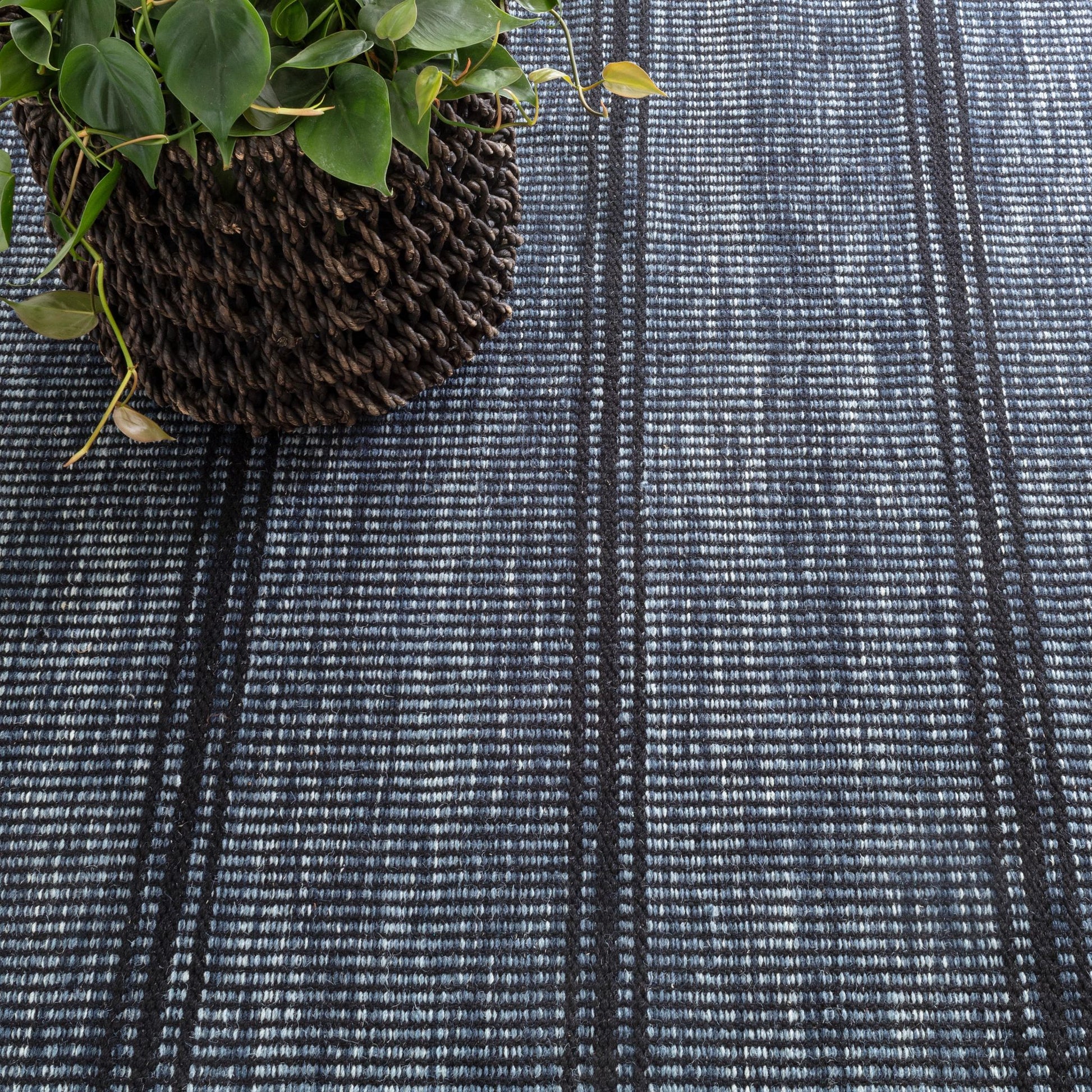 Malta Navy Handwoven Wool Rug - DA1695 - 10x14