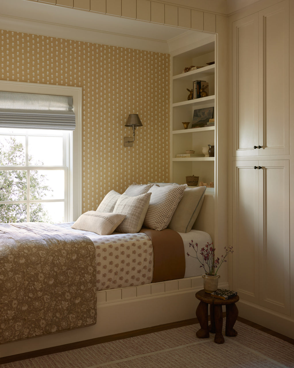 Chris Loves Julia, Dinah Ruffle Ivory / Earth Pillow