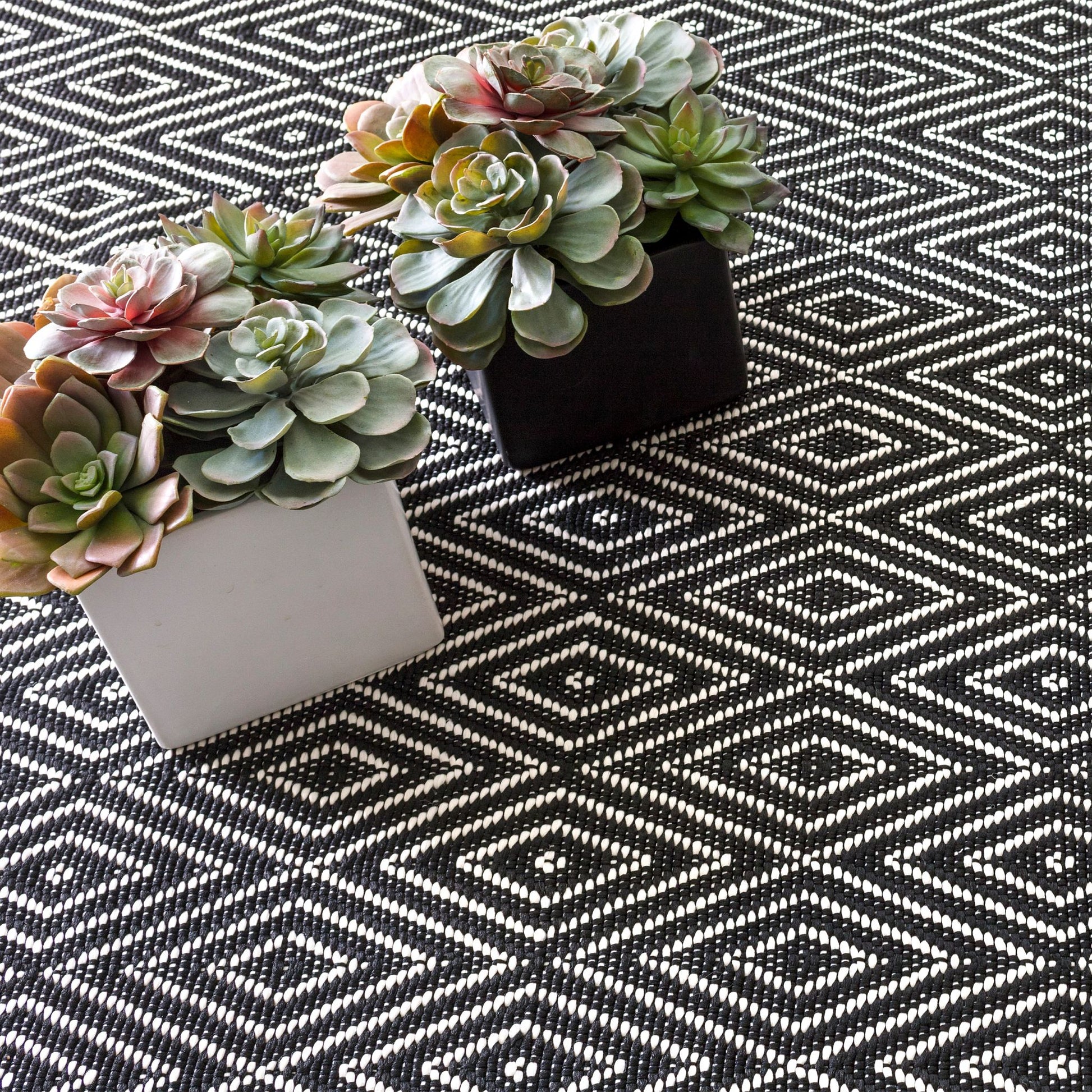 Diamond Black/Ivory Handwoven Indoor/Outdoor Rug - RDB170 - Runner-2.5x18